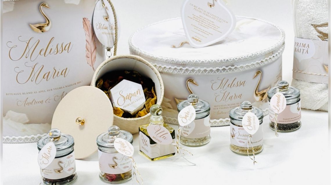 SET PRIMA BĂIȚĂ DUPĂ BOTEZ Ritualul blând al apei vegheat de nași Swan Feather 35